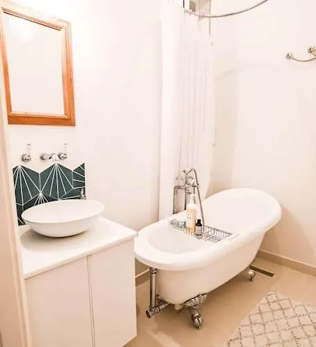 Tranquil And Charming One Bedroom *