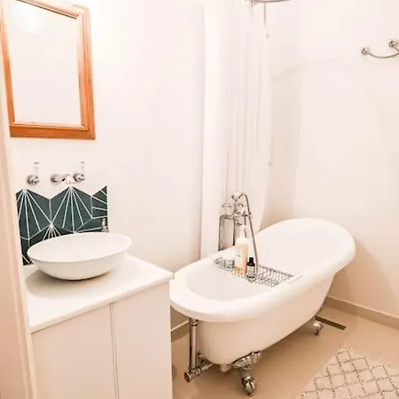 Tranquil And Charming One Bedroom *