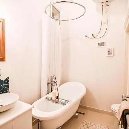 Tranquil And Charming One Bedroom Lägenhet Budapest