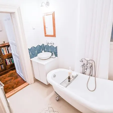 Апартаменты Tranquil And Charming One Bedroom